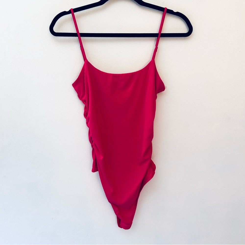 Le Lis ribbed spaghetti strap thong fuschia bodysuit size Medium